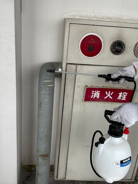 アスベスト保温材除去の為、作業員が噴霧器で飛散抑制剤を散布しようとしている様子。