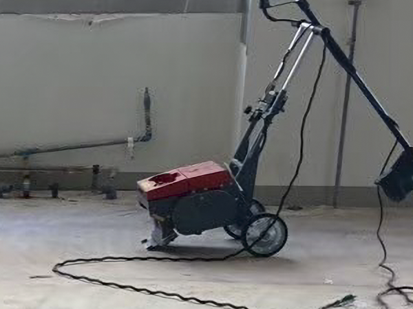 現場に置かれた床剥がし機。