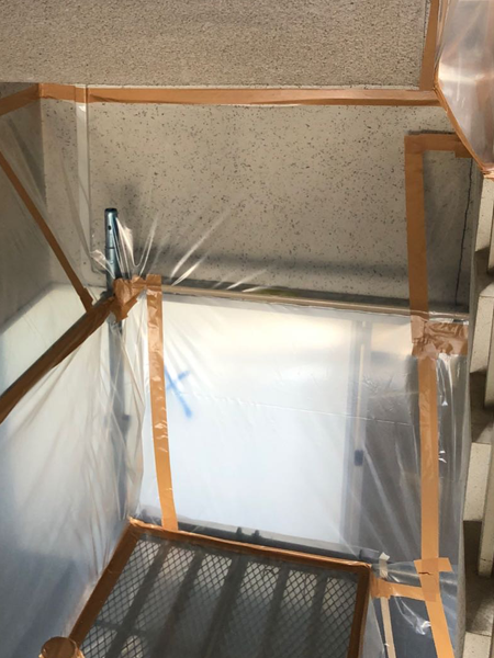 現場内の窓に貼られた養生シート。