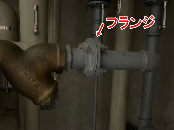 アスベスト含有パッキンのある配管。