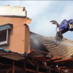 屋根の解体はどのように行われるのか?屋根が引きはがされる瞬間は必見!