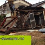 頑丈なシャッターもたちまち紙のように?軽量鉄骨造車庫の解体
