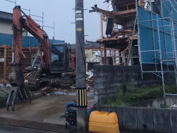 富山の株式会社エイキ　木造解体工事　重機による解体作業