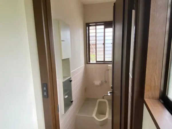 富山の株式会社エイキ　水回りの内装解体工事　トイレの解体前