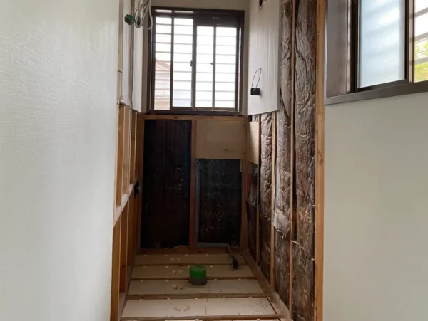 富山の株式会社エイキ　水回りの内装解体工事　トイレの解体中