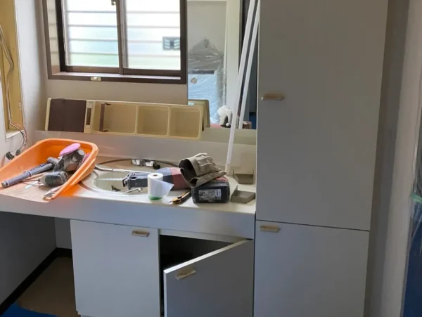 富山の株式会社エイキ　水回りの内装解体工事　洗面台の解体前