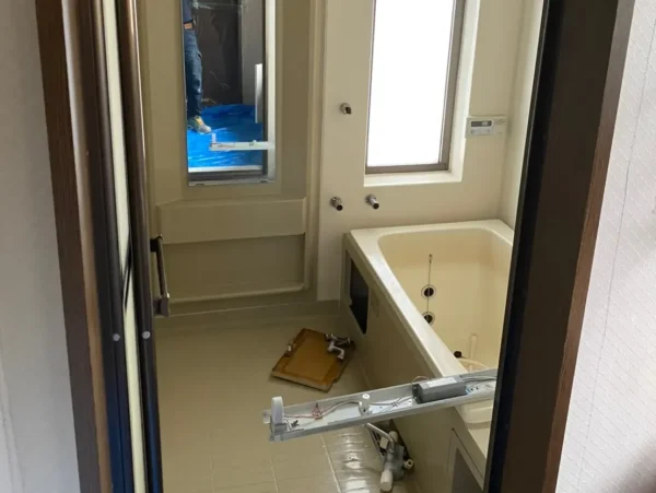 富山の株式会社エイキ　水回りの内装解体工事　お風呂場の解体前