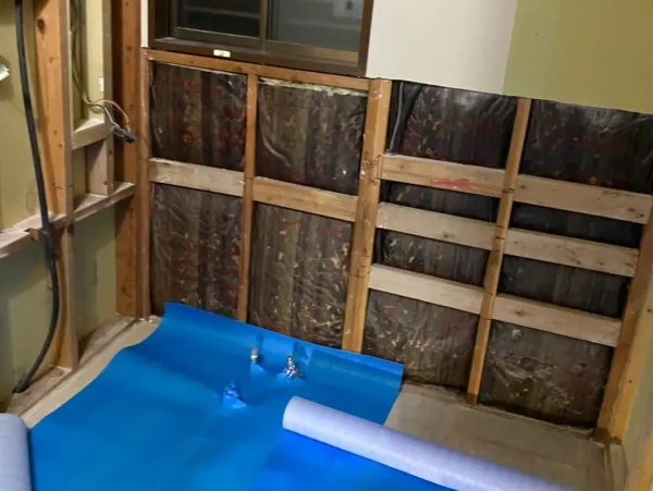 富山の株式会社エイキ　水回りの内装解体工事　洗面台の解体後