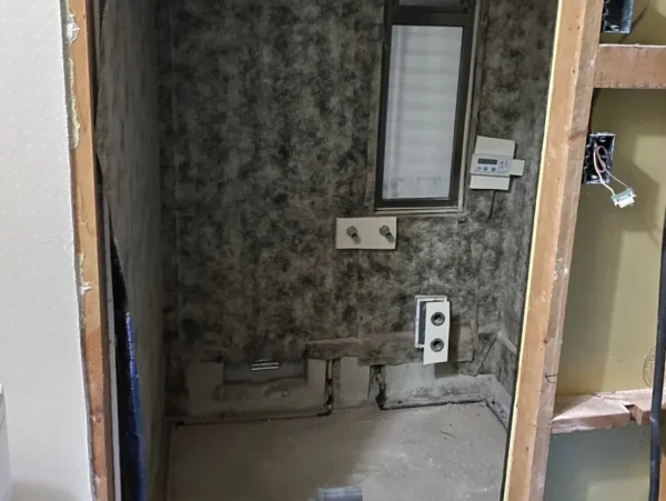 富山の株式会社エイキ　水回りの内装解体工事　お風呂場の解体後