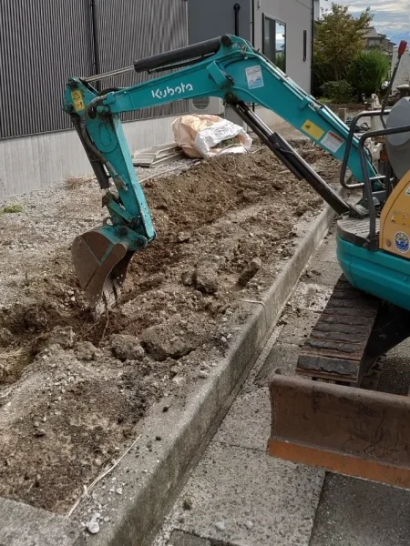 歩道の縁石を解体