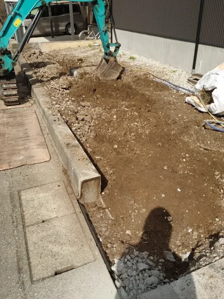 歩道の縁石の地中の不要物を取り除く