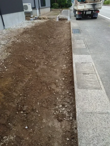 歩道の縁石がきれいに除去されました。