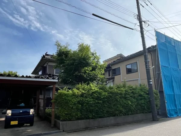 解体前の家：シートで養生