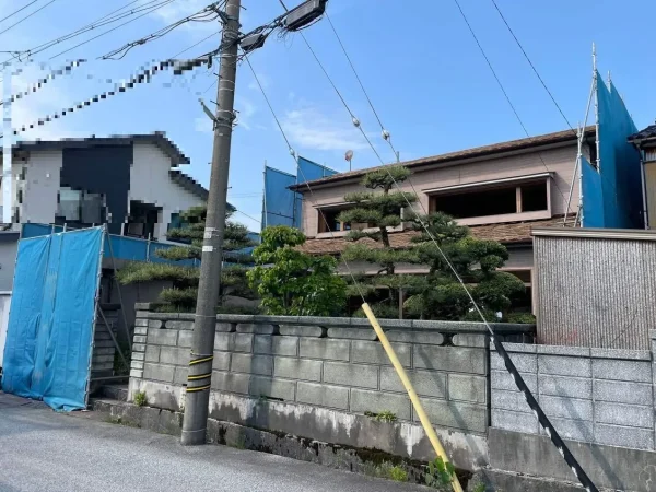 解体前の家。養生シートが張ってある。