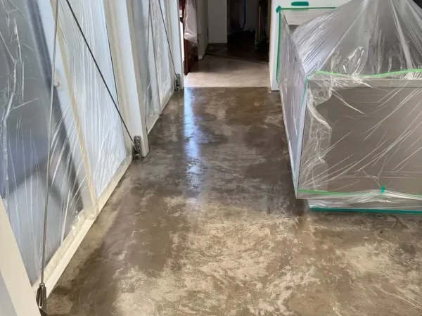 斫り前のつるつるとした床