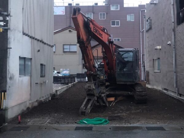 隣家に接する家。解体後。