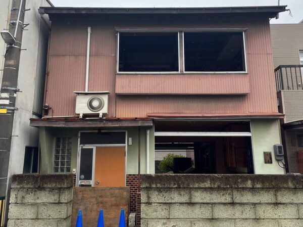 隣家に接する家。解体前。