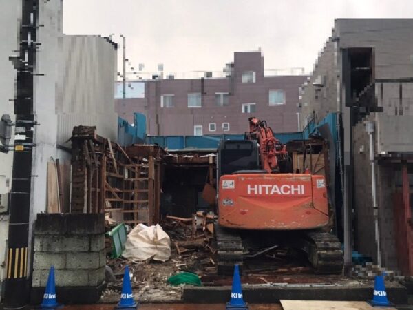 隣家に接する家。解体中。