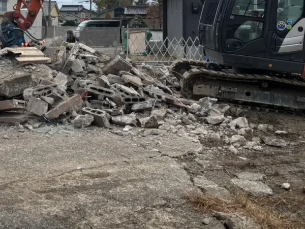 富山の株式会社エイキ　RC造の解体工事中