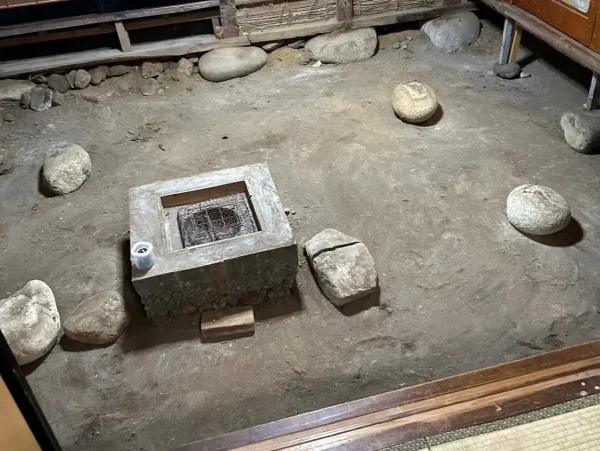 富山の株式会社エイキ 和室の解体工事 囲炉裏