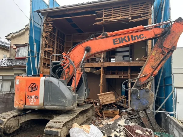 建物の躯体（構造）をユンボで解体中