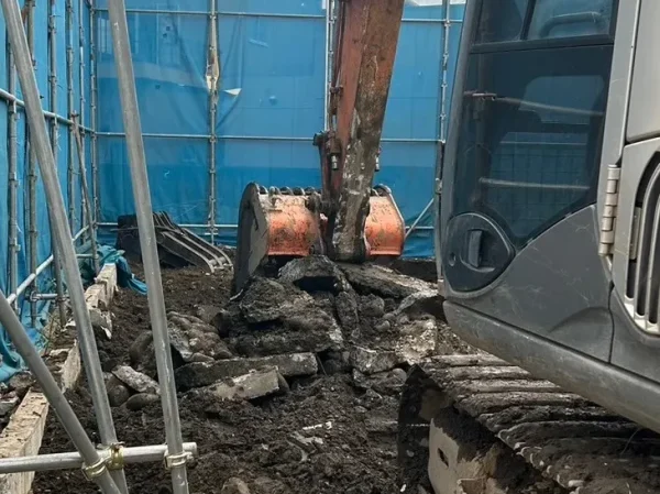 基礎をユンボで解体中