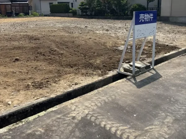 富山県内での解体工事現場で、建物がなくなり、土地が平らにならされている写真。