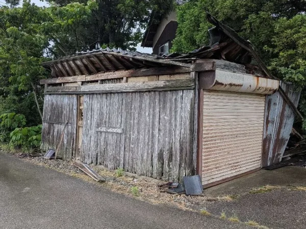解体前の古い車庫2