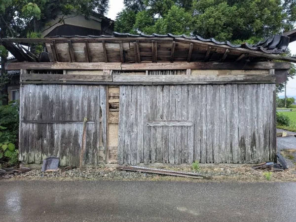 解体前の古い車庫1