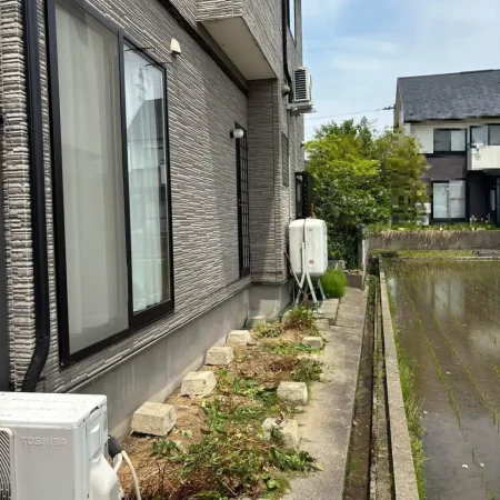 ウッドデッキを解体しました。通路が確保できました。なお、現場写真の下段の基礎コンクリートは、まだ撤去する前の写真です。