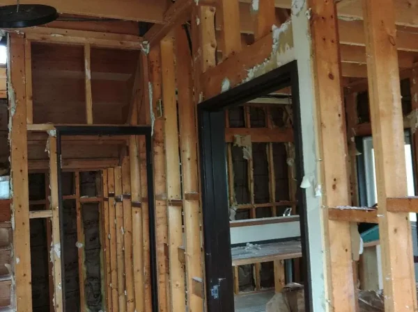 住宅の屋内写真。壁などを内部解体した後です。ここまで内部解体をし終えておくと、我々がのちほど外部解体をする時にスムーズになります。