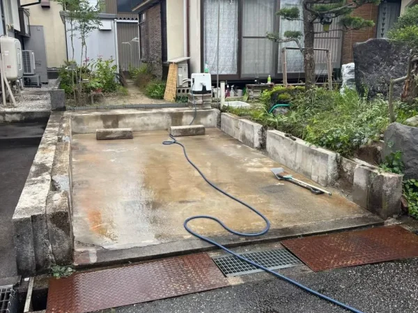 車庫の外側を完全に撤去しましたAfter写真です。コンクリート基礎は残してありますが、外側を撤去したおかげで庭が広々と見えるようになりました。