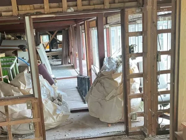 内装が完全に撤去され、構造体のみになった富山市の住宅解体現場。大型のフレコンバッグを設置し、がれきや端材を散乱させない清潔な現場管理を徹底しています。