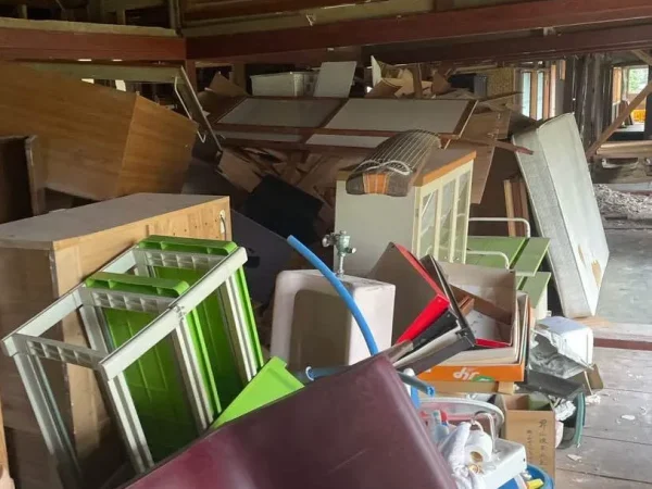富山の土蔵解体現場。数々の材質の残置物がまとまっています。搬出時、あるいは処理場にて材質ごとに分別をします。