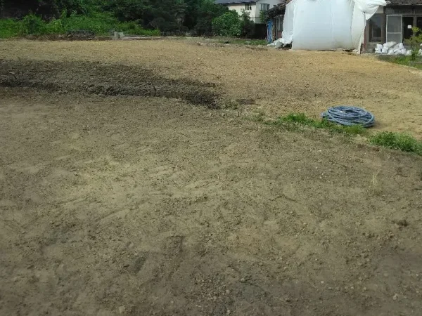 富山の土蔵解体現場。土蔵を解体終えて更地が完成。仕上がりの丁寧さを重視