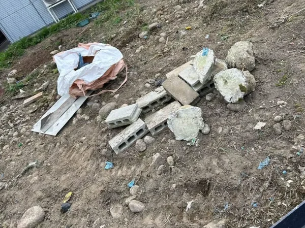 敷地から集めたブロックや石