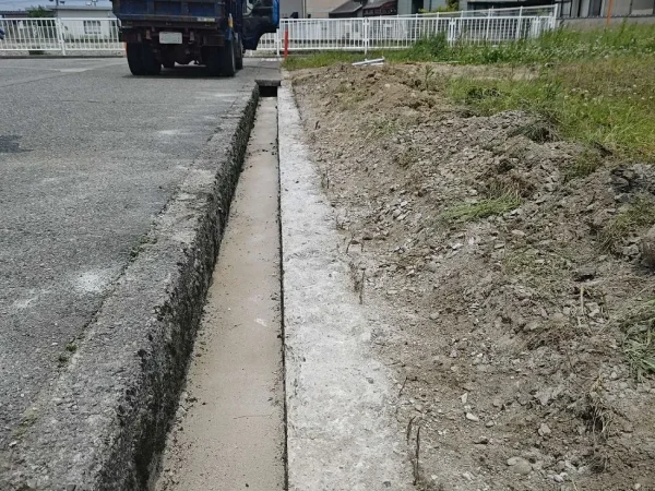 斫り工事が完了した直後の写真。コンクリートの断面が平らに仕上がっている状態