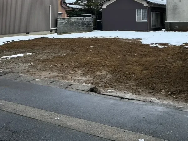 富山市の木造2階建て解体工事現場。全ての作業が完了し、解体工事によって完成した更地の写真。