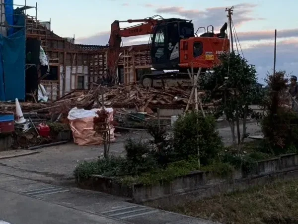 富山で行われた木造空き家解体
