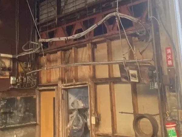 富山のモルタル壁の解体工事の現場。　配線や細い管を避けて、壁のみを解体した後の状態