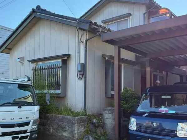 富山の解体現場。解体工事着工前の2階建て住宅と隣接する金属製カーポートの外観
