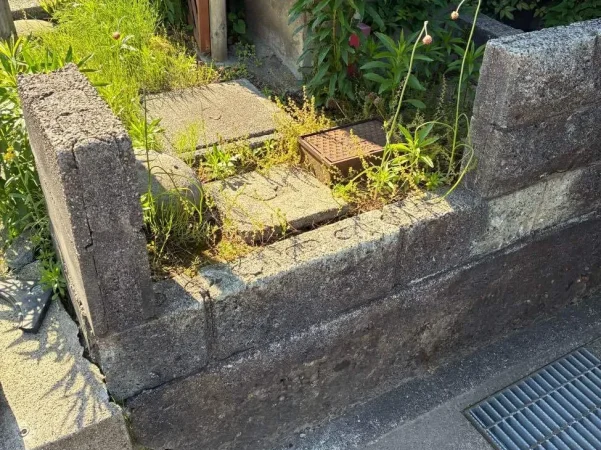 富山の解体現場の道路境界。古いブロック塀と水道メーターボックス周辺の状況です。