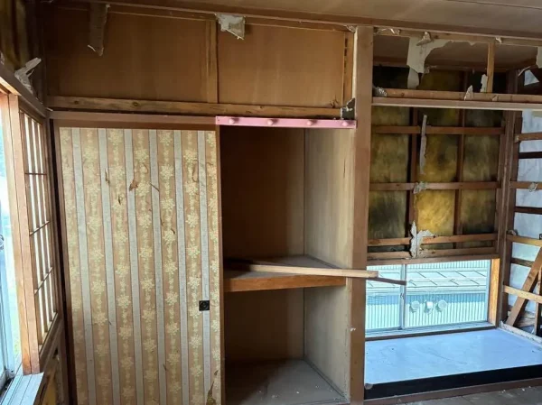 富山の解体現場。住宅解体中の内装。露出した木造の骨組み。障子やふすまはこれから撤去します。