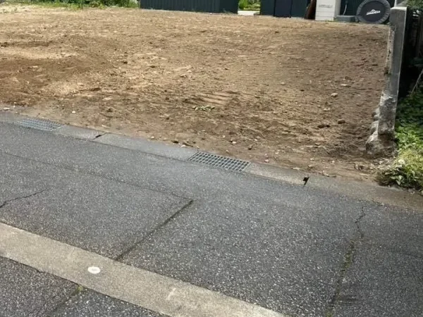 富山の解体工事現場にて、住宅と車庫の解体工事が完了。平坦に整地された広い更地となる。