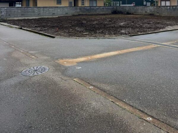 富山市北部の解体前の木造２階建ての住宅。解体工事が完工し、更地となった土地。