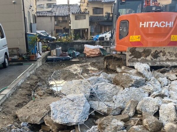重機の真後ろには、解体した基礎コンクリートの瓦礫が集められている。