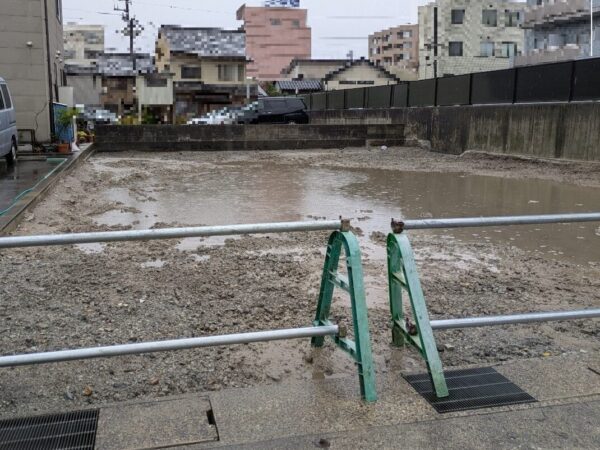 きれいに仕上げられた完了後の更地。雨が降ってきたので水溜りができている