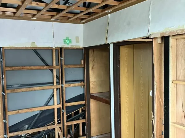 内装解体が進む室内。鉄骨の柱と木製の下地材を一本ずつ丁寧に仕分けている様子です。