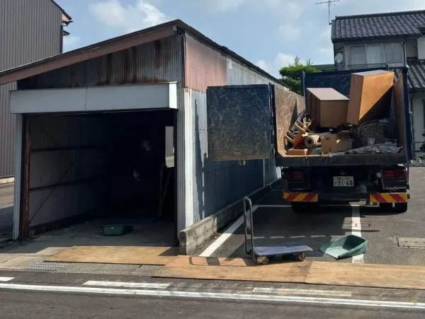 解体前の車庫。トラックを横付けして、中にある不用品を一つひとつ手際よく運び出していきます。