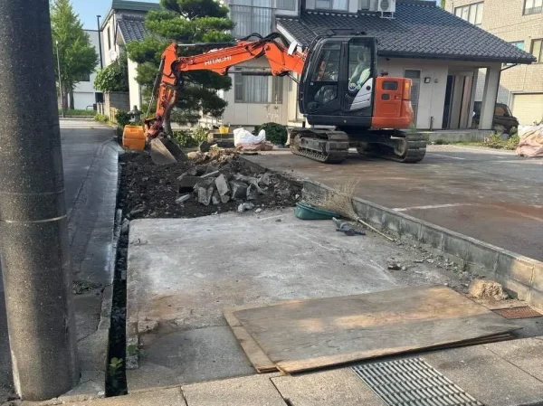 小型重機で慎重に屋根を解体している様子。近隣への騒音や振動を最小限に抑えるよう配慮して進めます。